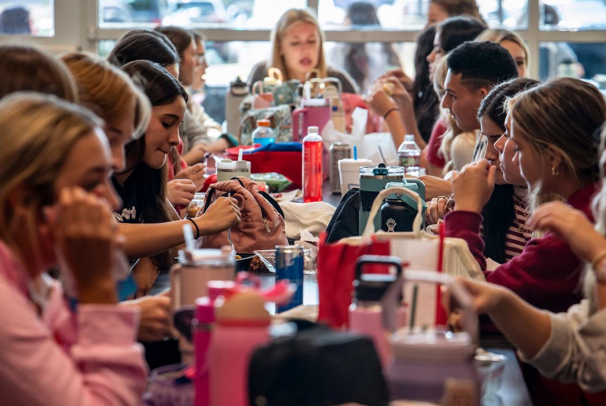 Students eat lunch without devices at Lago Vista High School on Tuesday, Sept. 9, 2025 in Lago Vista, TX. HB 1481 passed during the special legislative session which requires schools to implement a policy prohibiting personal communication devices. Lago Vista has implemented a policy where students stow devices, primarily cell phones, in magnetically locked pouches that also block cell phone service, the devices can be unlocked in the event of an emergency as well as when the students exit the building using a wall mounted key near the building entrance. (Sergio Flores for The Texas Tribune)