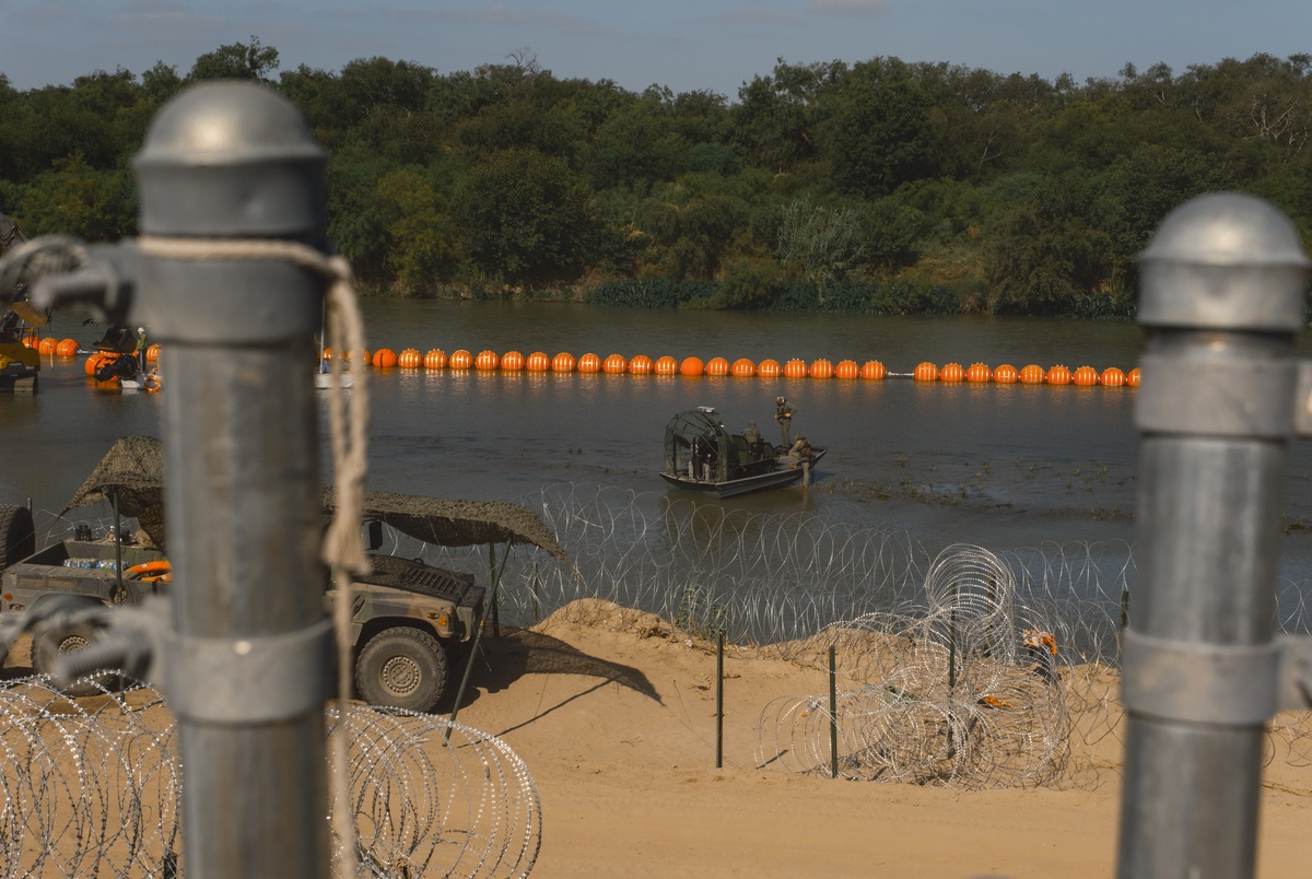 Texas Monthly – Texas’ floating barrier in the Rio Grande can stay for now, appeals court says