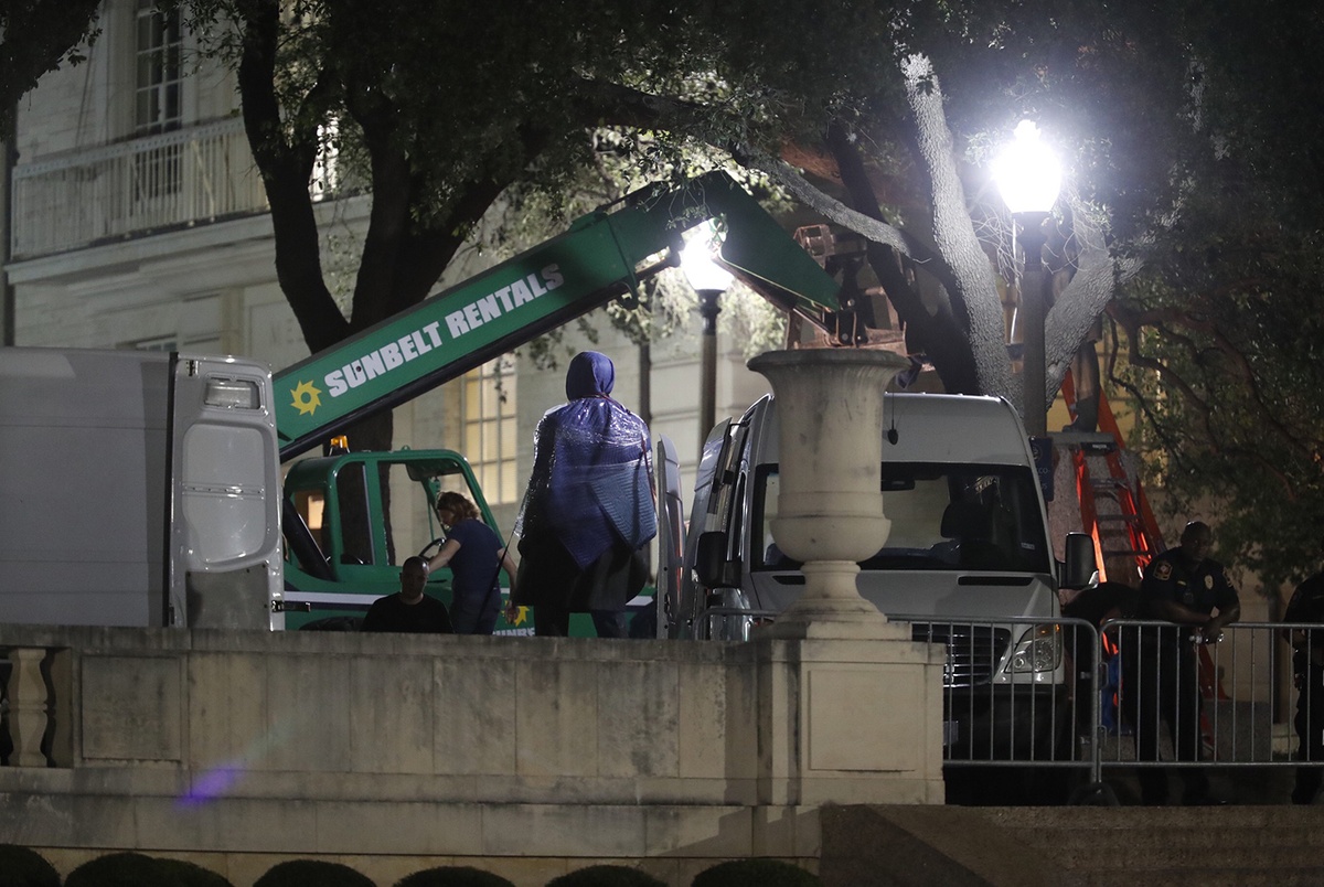 UTAustin removes Confederate statues in the middle of the night The