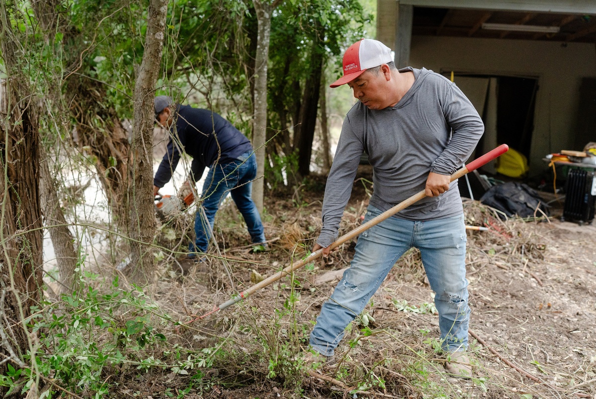 Texas Monthly – In flood-ravaged Hill Country towns, friends, families and strangers rush in to help with cleanup