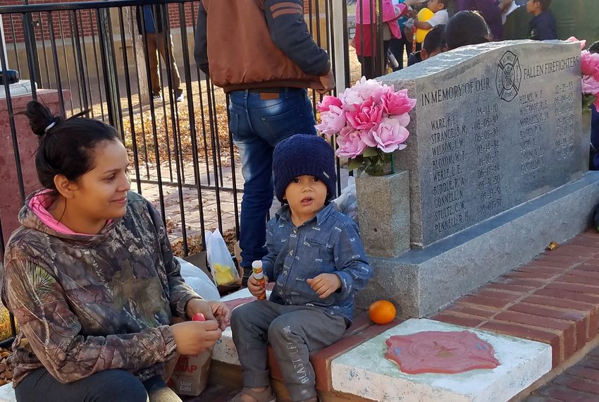 Mariel Mendez, 28, sits with her son at a park in downtown El Paso on Christmas Eve 2018. The asylum-seekers from Honduras, who ate food provided by volunteers, were part of a group of hundreds ICE released at a bus station.
