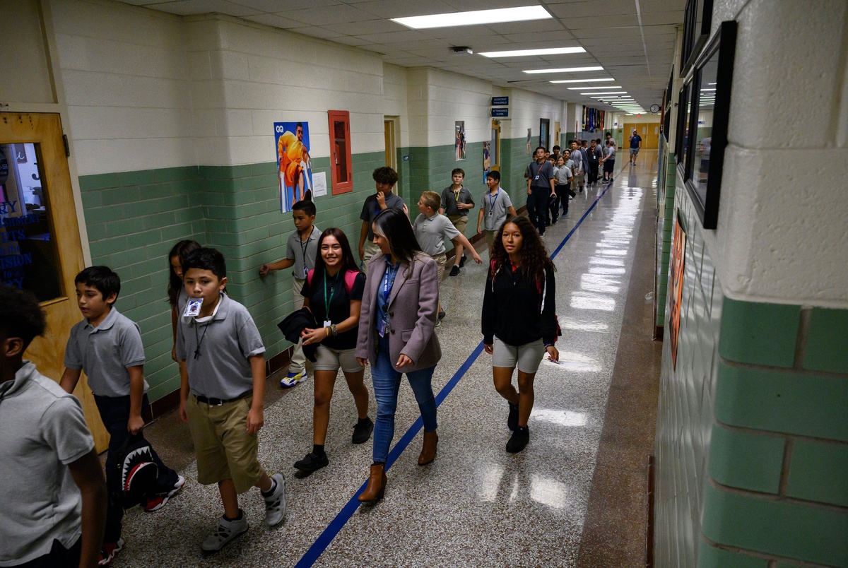 Texas Monthly – Texas lawmakers advancing bill to ban kids from social media