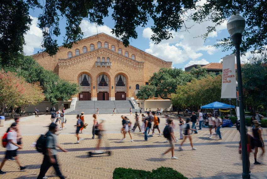 Students walk down Speedway street on Sept. 19, 2025.