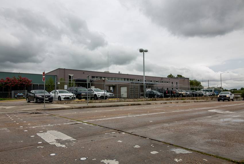 A proposed child migrant center in a converted warehouse in downtown Houston has been criticized by state and city officials.