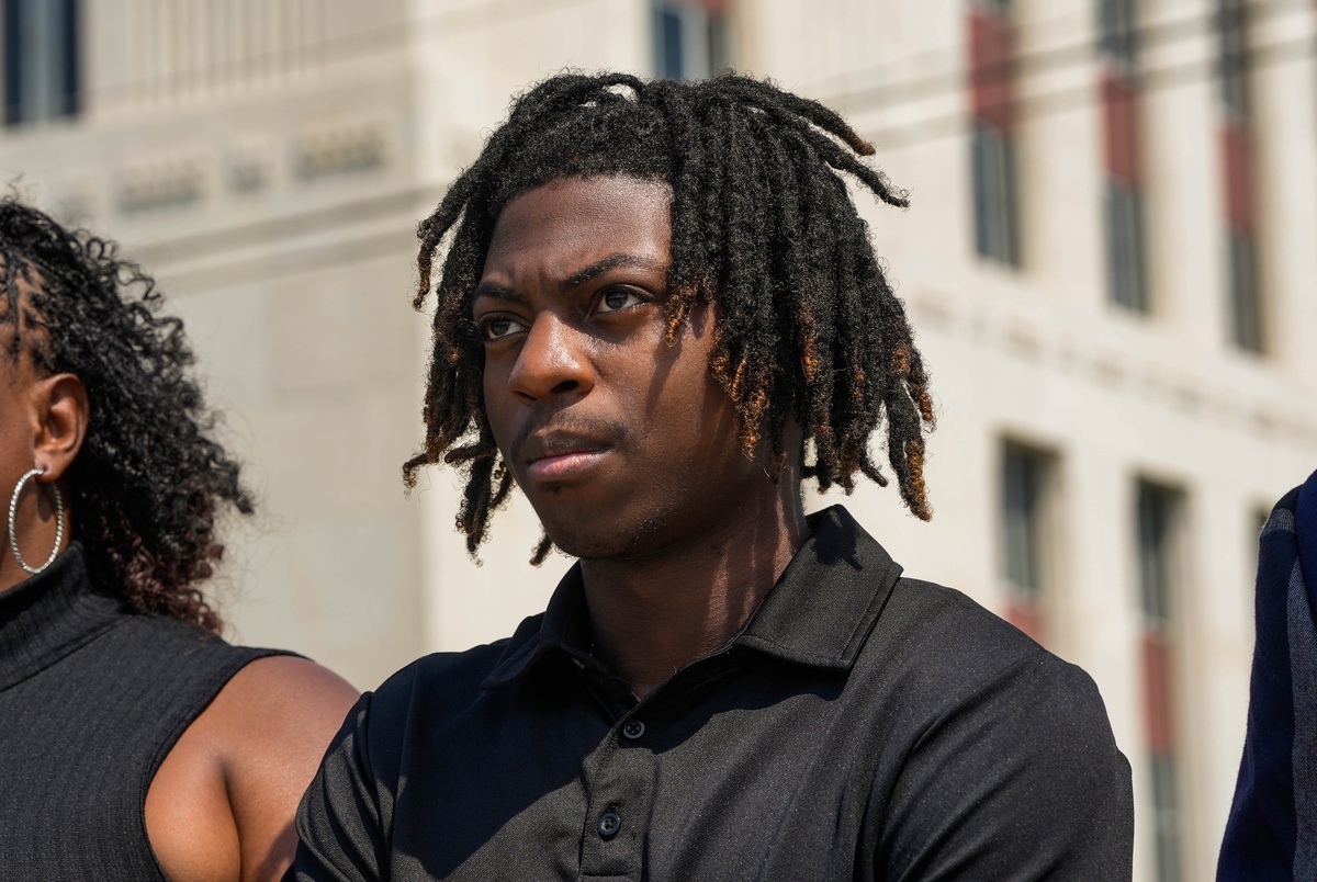 Texas Monthly – A Black student punished for his hairstyle wants to return to the Houston-area school he left