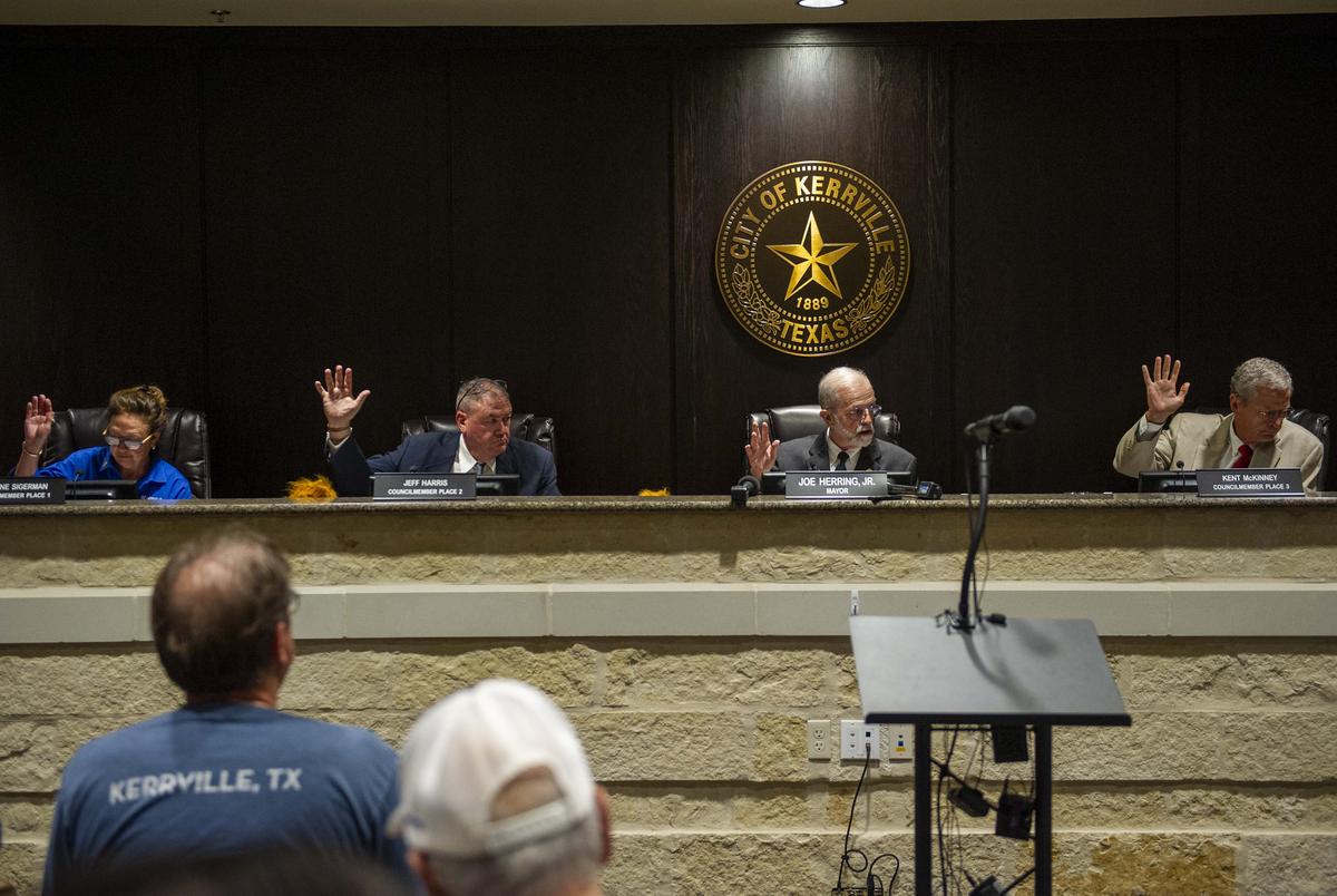 Kerrville Councilmembers and Mayor Joe Herring vote unanimous for an emergency Disaster Declaration during an emegecy city council meeting at Kerrville City Hall at Tuesday July 8, 2025 in Kerrville, Texas.