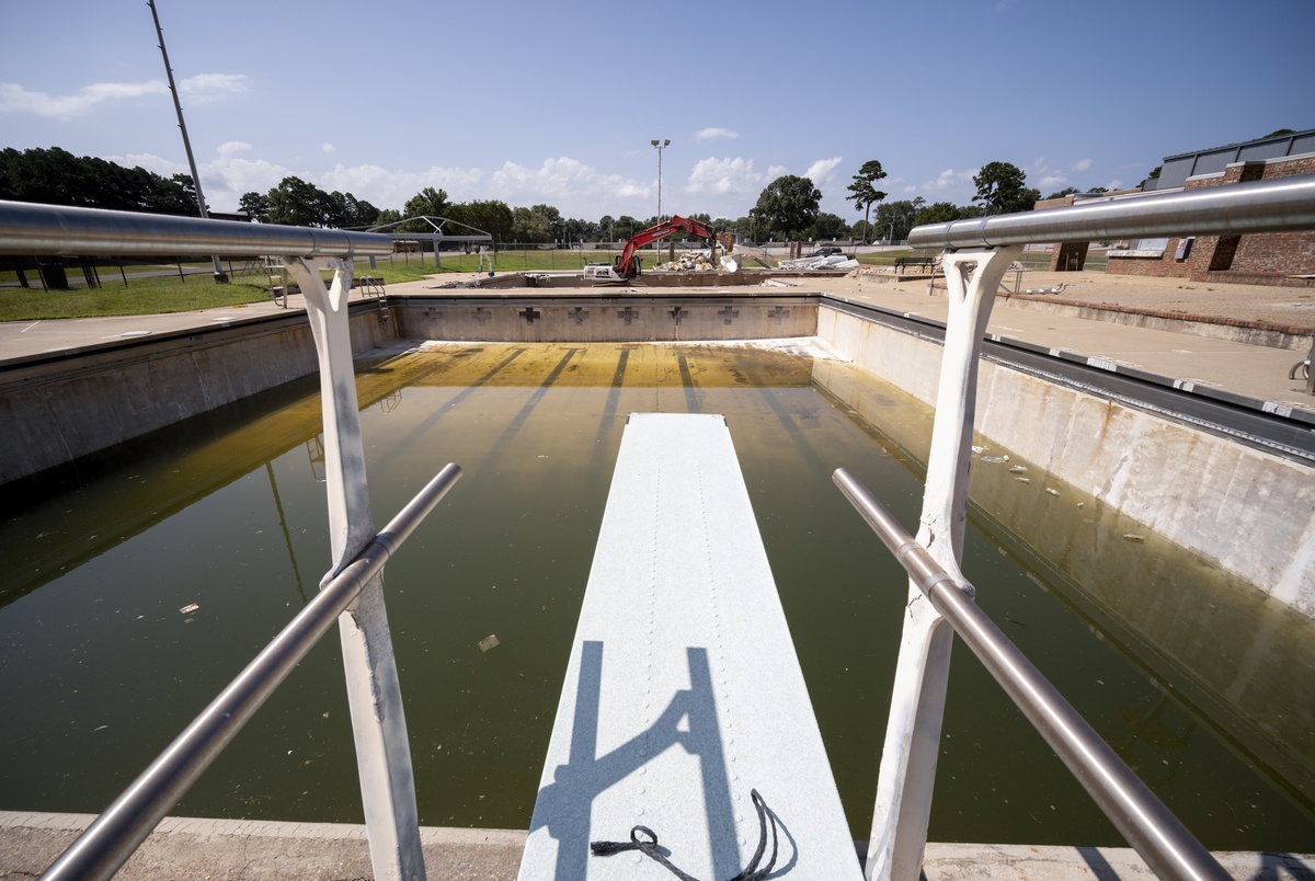 Texas Monthly – Just as the temperature climbs, Texas towns are closing public pools to cut costs