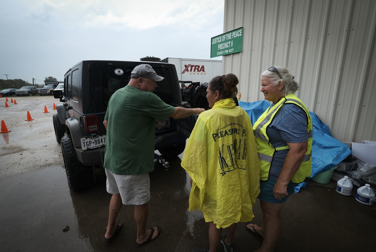 Texas Monthly – Days after Beryl, Texans toil to cope with debris, heat, rain and no power