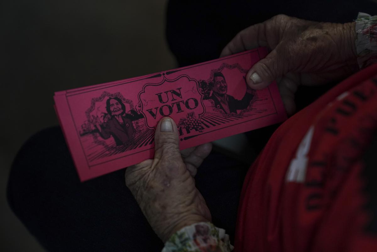 A man holds voting tickets to vote during the Cumbre de miembros 2024 at La Unión Del Pueblo Entero, LUPE, in San Juan, Texas on Sept. 14, 2024. Verónica Gabriela Cárdenas for The Texas Tribune