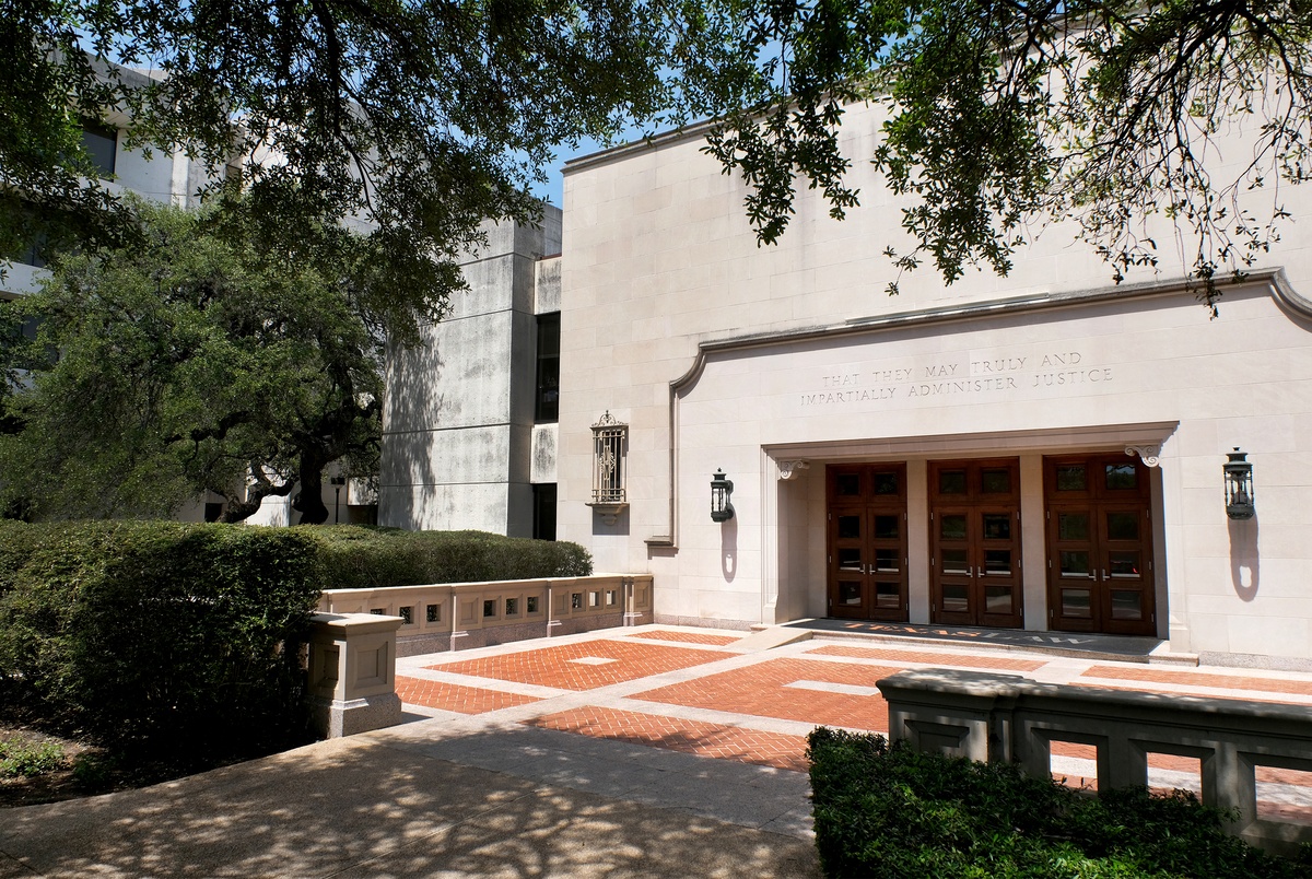 Former UTAustin director indicted on counts of theft, money laundering