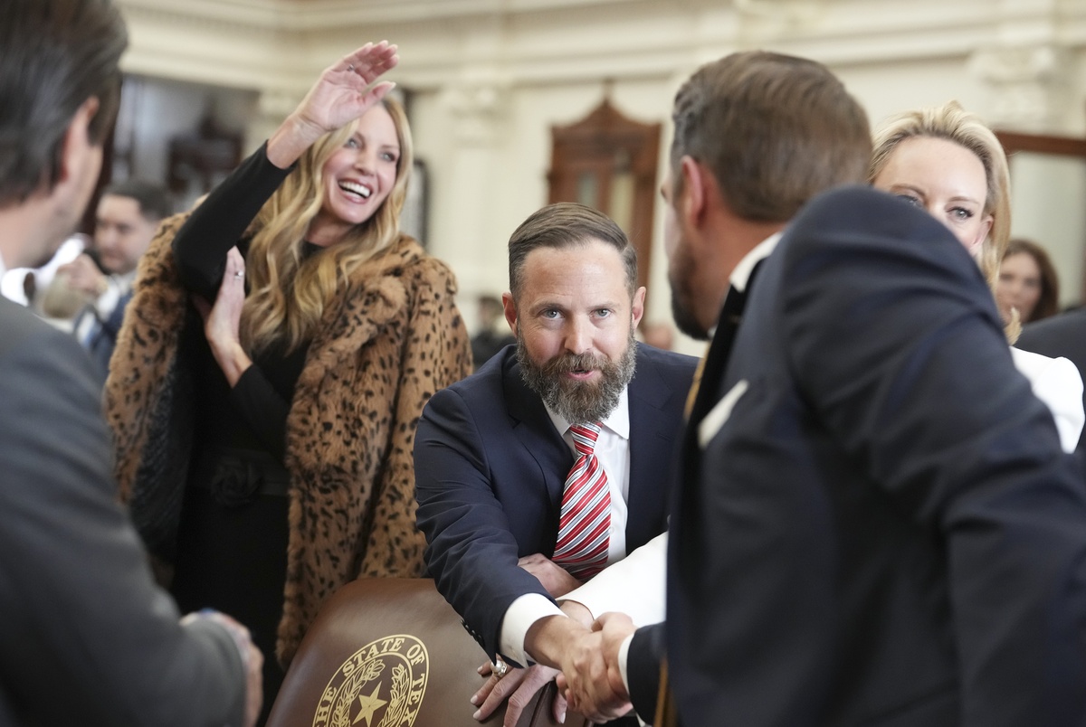 Texas Monthly – Rep. Dustin Burrows voted Texas House speaker, in blow to insurgent GOP movement