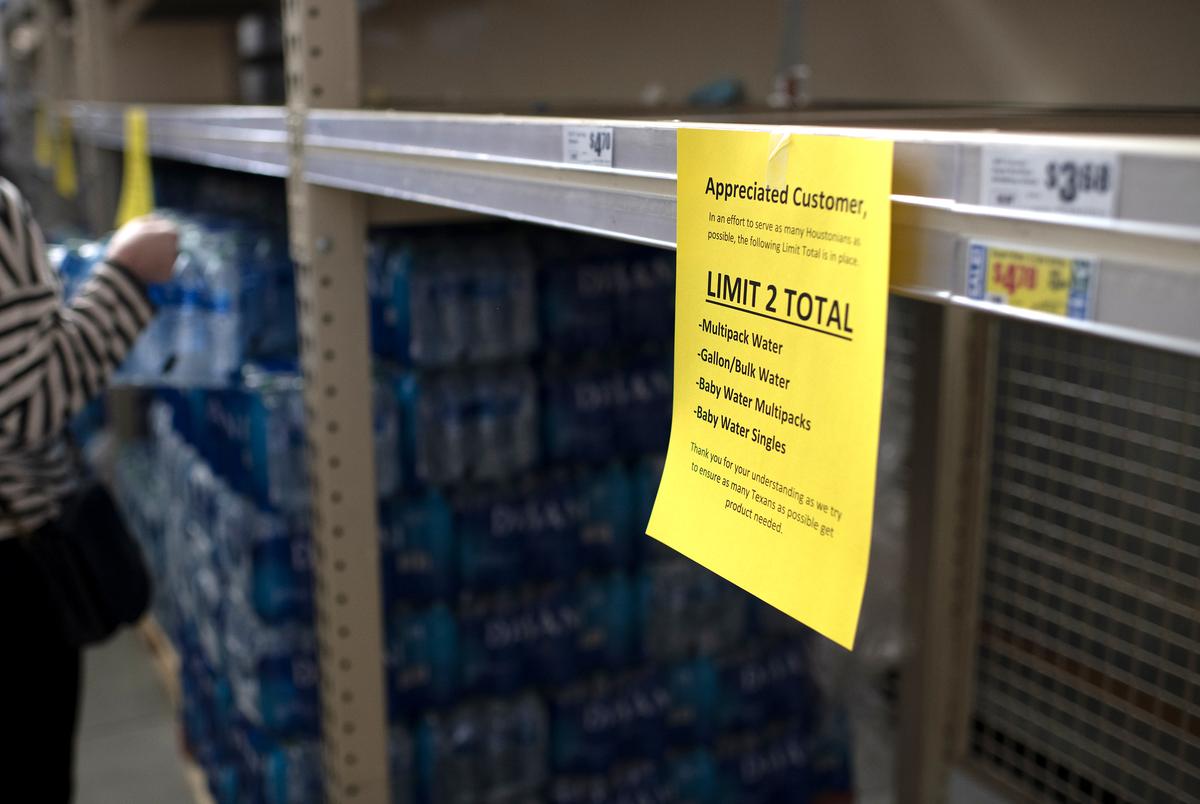 A notice that customers are limited to two cases of water at a Houston HEB on Nov. 28, 2022.