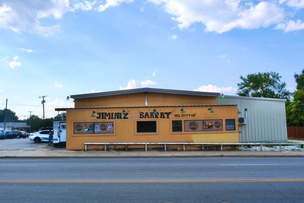El Siete Mares moved into a larger space at 1915 Dutton Avenue in 1999. The building is now occupied by Jimenez Bakery. 