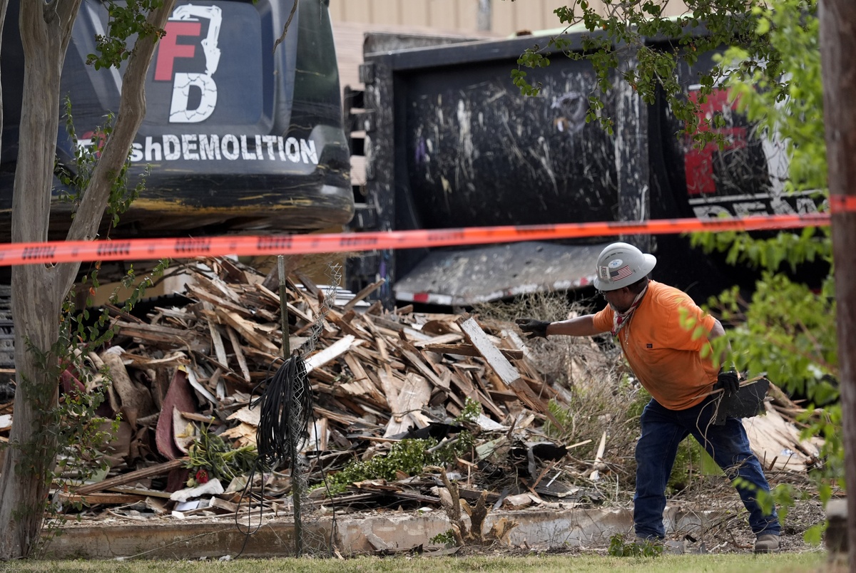 Texas Monthly – Crews begin demolishing Sutherland Springs church where gunman killed more than two dozen in 2017