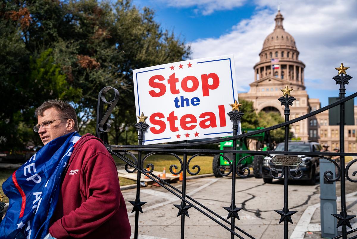 Pro-Trump protesters rally at the Texas State Capitol building on Jan 6, 2021.