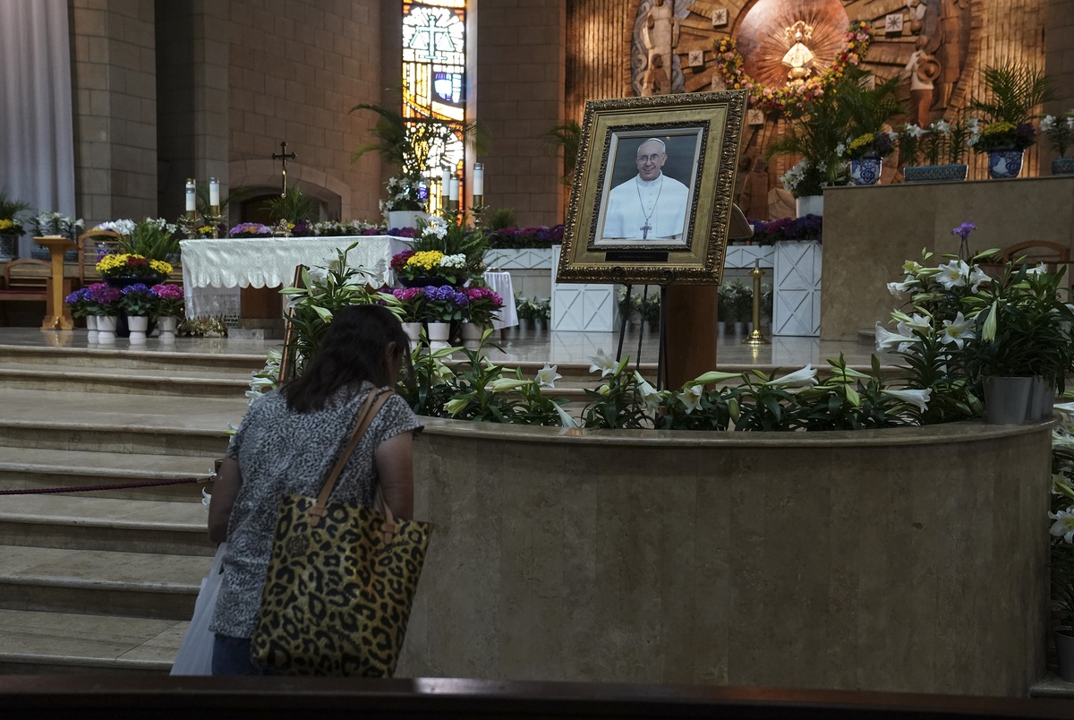 Texas Monthly – “A global loss”: Millions of Texans mourn the death of Pope Francis