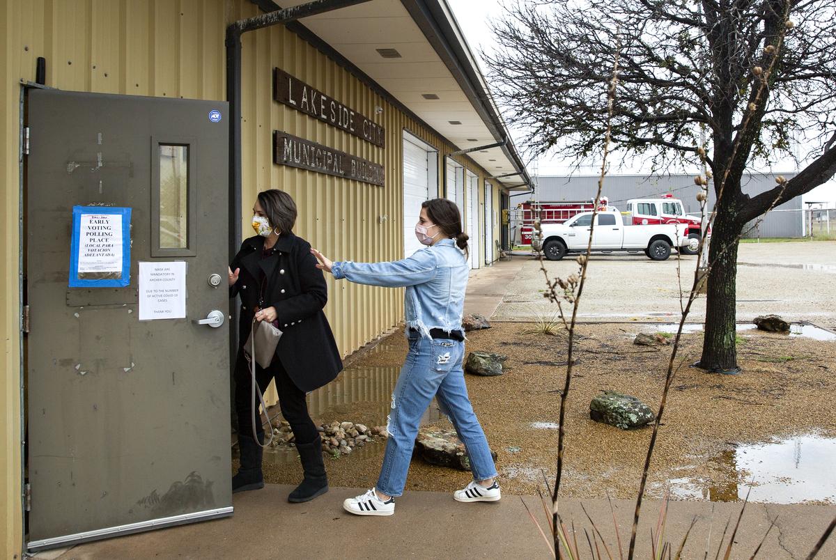 Christie Kellar and her daughter Olivia enter the Lakeside Municipal Building in Lakeside City to vote on Oct. 28, 2020.