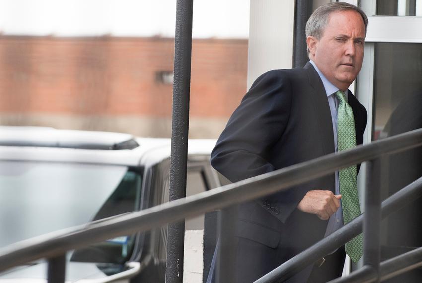 Texas Attorney General Ken Paxton entered a federal courthouse in Sherman on Sept. 2, 2016. Paxton's lawyers argued in a hearing that the federal civil fraud case against him should be dismissed.