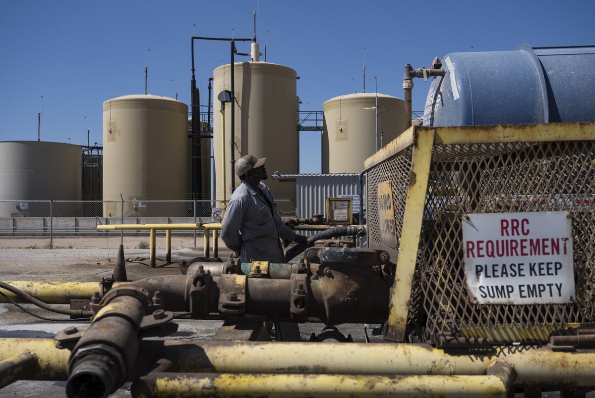 Texas Monthly – Ranchers reported abandoned oil wells spewing wastewater. A new study blames fracking.