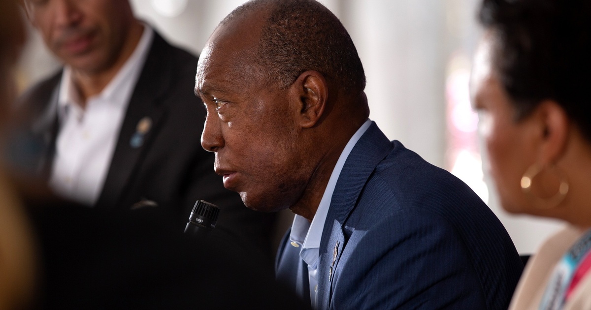 Photo of Mayor Sylvester Turner expects the state will soon take over Houston ISD