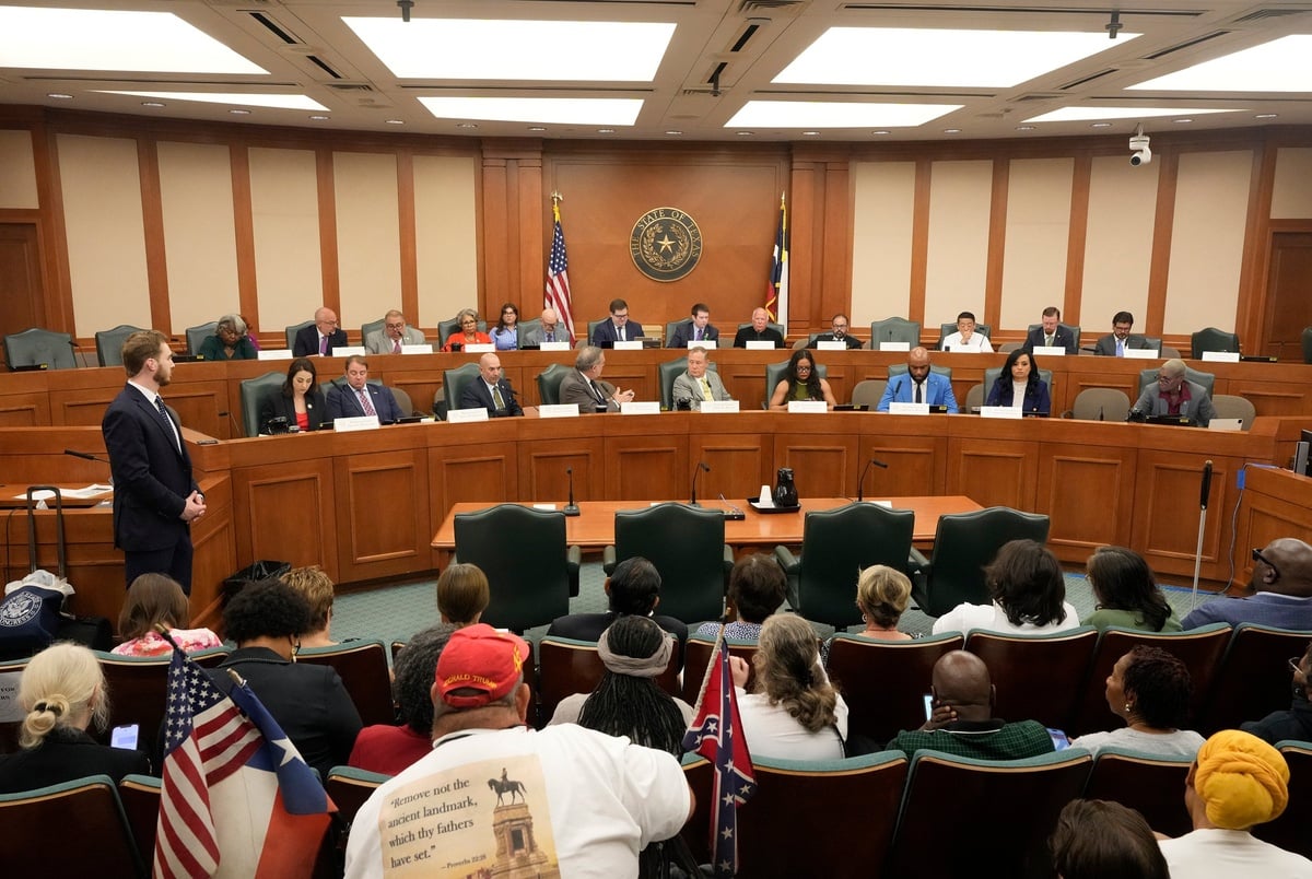 Texas Monthly – Texas House Democrats flee the state in bid to block GOP’s proposed congressional map