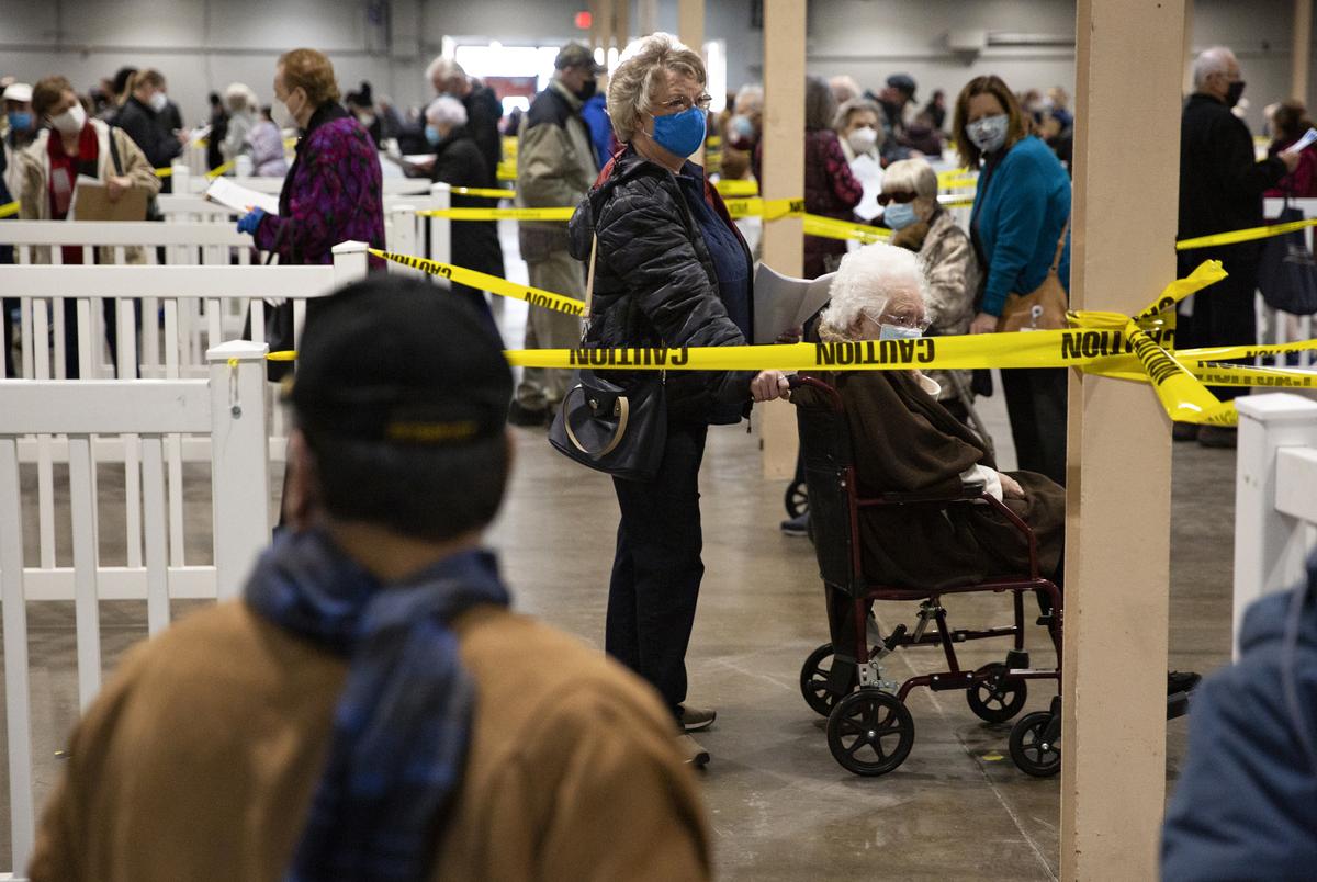 Long lines of people waited to receive their COVID-19 vaccine at Fair Park, where Dallas County opened its first ìmegaî vaccination site.