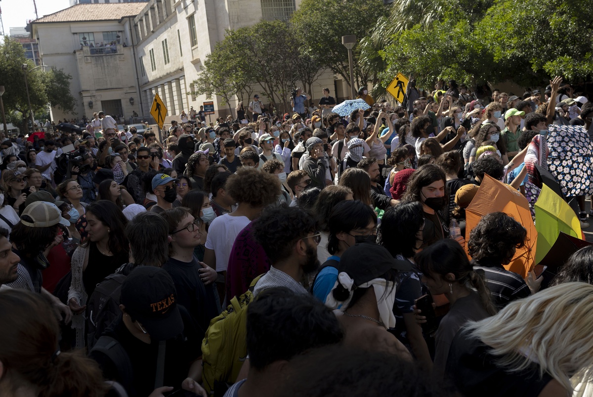 Texas Monthly – 79 arrested amid second crackdown on UT-Austin campus