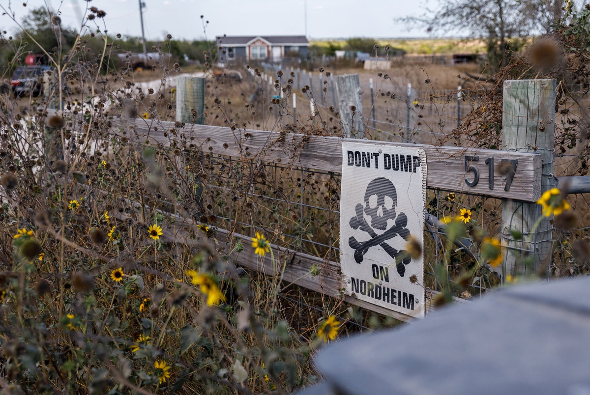 Texas Monthly – Bill would stop Texas oil drillers from secretly burying toxic waste on private property