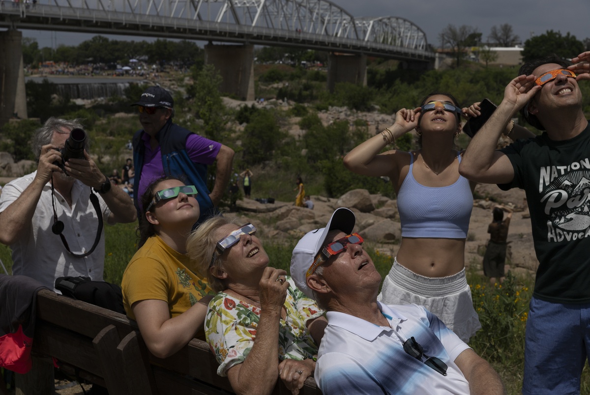 Texas Monthly – Clouds break just in time for many in Texas to view eclipse