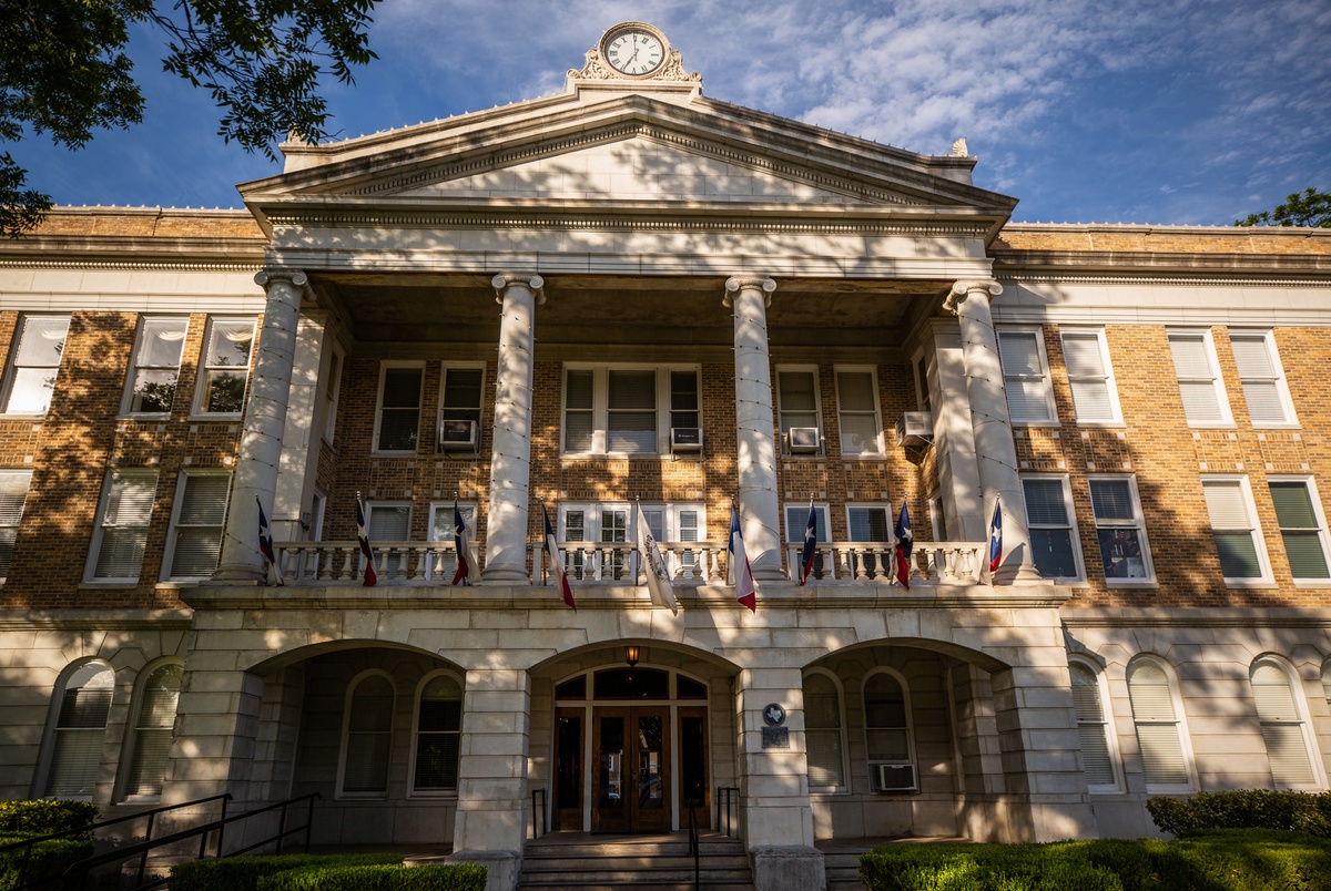 Texas Monthly – Uvalde school police officer set to appear in court on criminal charges over mass shooting response