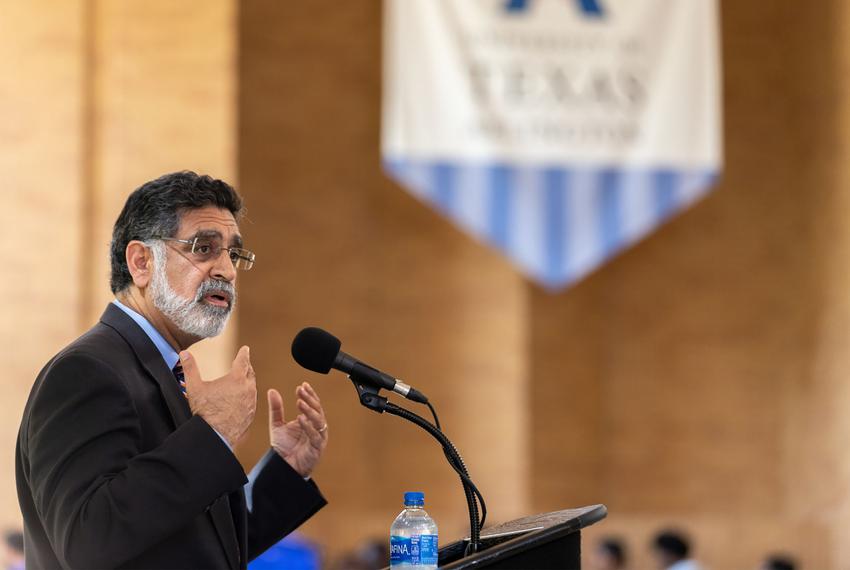 Former University of Texas at Arlington President Vistasp Karbhari addresses students during a Pizza with the President event on Sept. 18, 2019.