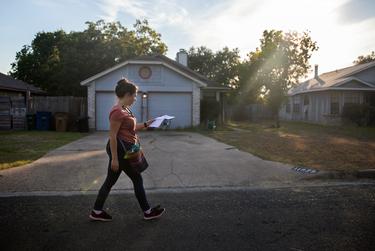 AUSTIN, TX - OCTOBER 6, 2022: French Texas resident Cécile Fandos block-walks in her neighborhood in Austin, Texas on October 6, 2022, as a volunteer for the Travis County Democratic Party. (Photo by Montinique Monroe for the Texas Tribune)