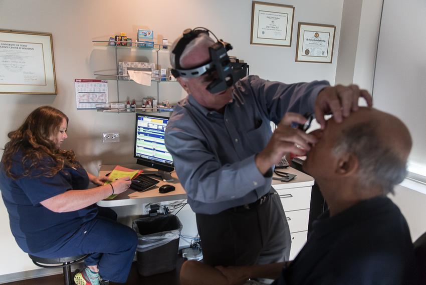 George Thorne of Eye Physicians of Austin examined a patient on Sept. 30, 2015, while Shayla Martinez, a medical scribe, focused on updating the patient's medical records.