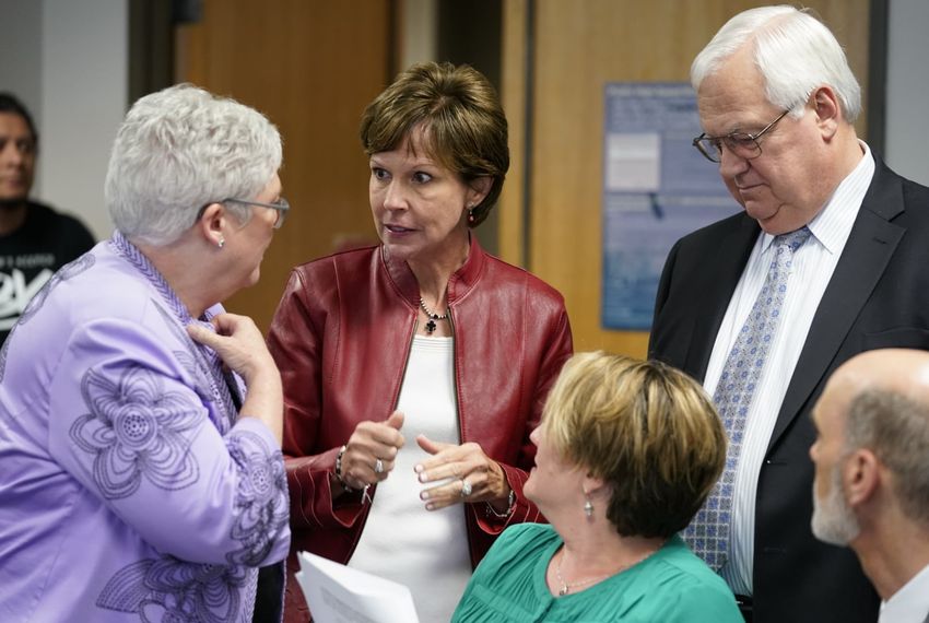 Texas education board votes to keep "heroic" in description of Alamo