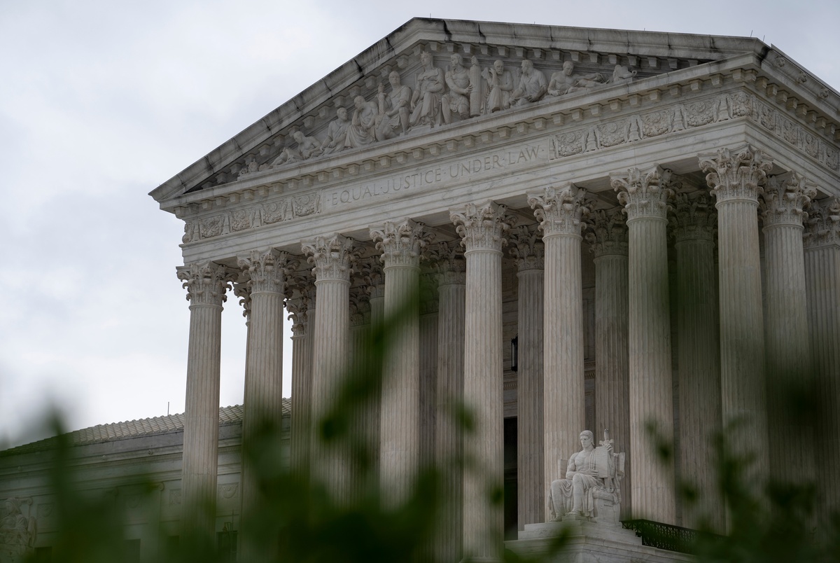 Texas Monthly – Supreme Court blocks deportations of Venezuelans held in northern Texas under an 18th century wartime law