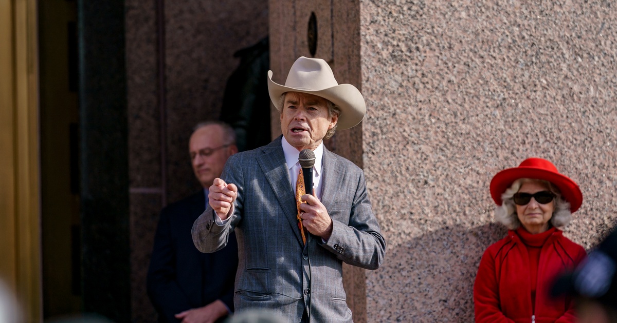 Gov. Greg Abbott's rightward push tracks challenge from Don ...